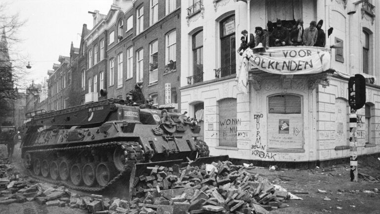 Tanks door de straten van Amsterdam
